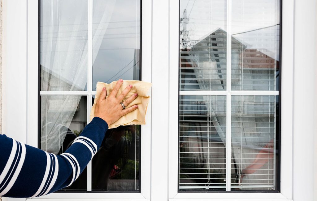 تمیز کردن یا شستشوی درب و پنجره دوجداره upvc